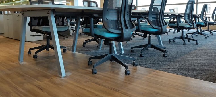 Piso vinílico instalado em escritório corporativo pela Camargão Pisos em Brasília
