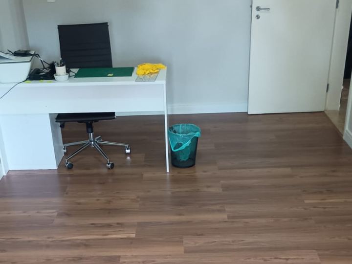 Piso vinílico em régua instalado em escritório pela Camargão Pisos