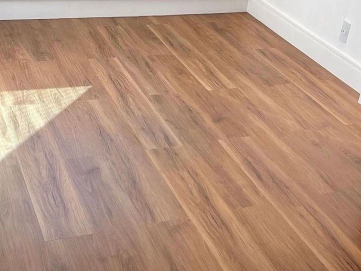 Piso laminado instalado em sala pela Camargão Pisos em Brasília